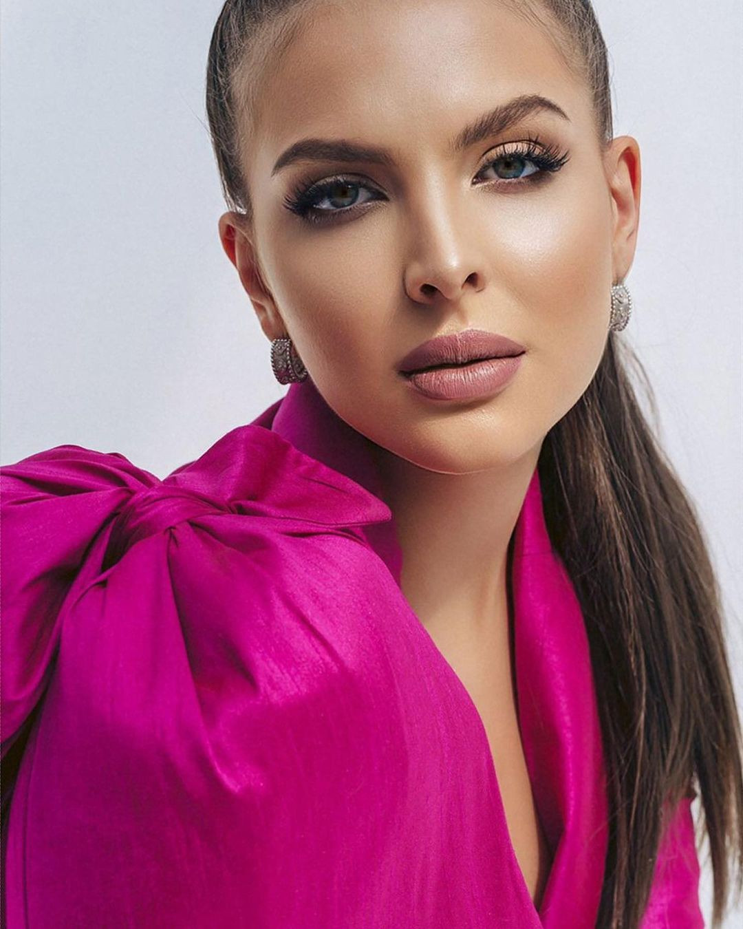 Chiến thắng của Emilia Dobreva không gây bất ngờ vì cô là ứng viên nổi bật, có kinh nghiệm thi nhan sắc ấn tượng. Chiến thắng của Emilia Dobreva không gây bất ngờ vì cô là ứng viên nổi bật, có kinh nghiệm thi nhan sắc ấn tượng.