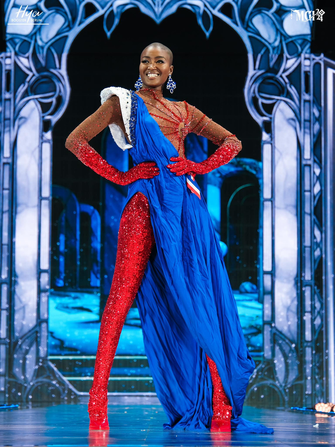 Trang phục của người đẹp Pháp tôn vinh hai biểu tượng nổi tiếng của quốc gia đó là chú gà trống và quốc kỳ.