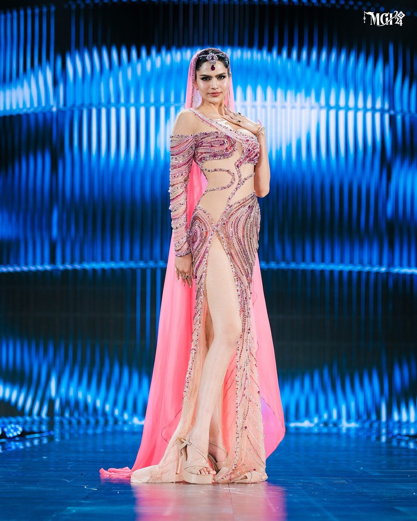 Đại diện Ấn Độ - Rachel Gupta - đang được đánh giá là thí sinh sáng giá nhất cho vương miện Hoa hậu Hòa bình Quốc tế 2024. Sau đêm bán kết, cô trở thành chủ đề thịnh hành thứ hai trên mạng xã hội X. Rachel Gupta năm nay 20 tuổi, cao 1,78 m, là người mẫu, diễn viên, doanh nhân. Rachel sáng lập học viện và salon làm đẹp. Cô yêu động vật và là người ăn chay trường. Rachel từng dự thi Miss Super Talent of the World 2022 và đăng quang ngôi vị cao nhất.