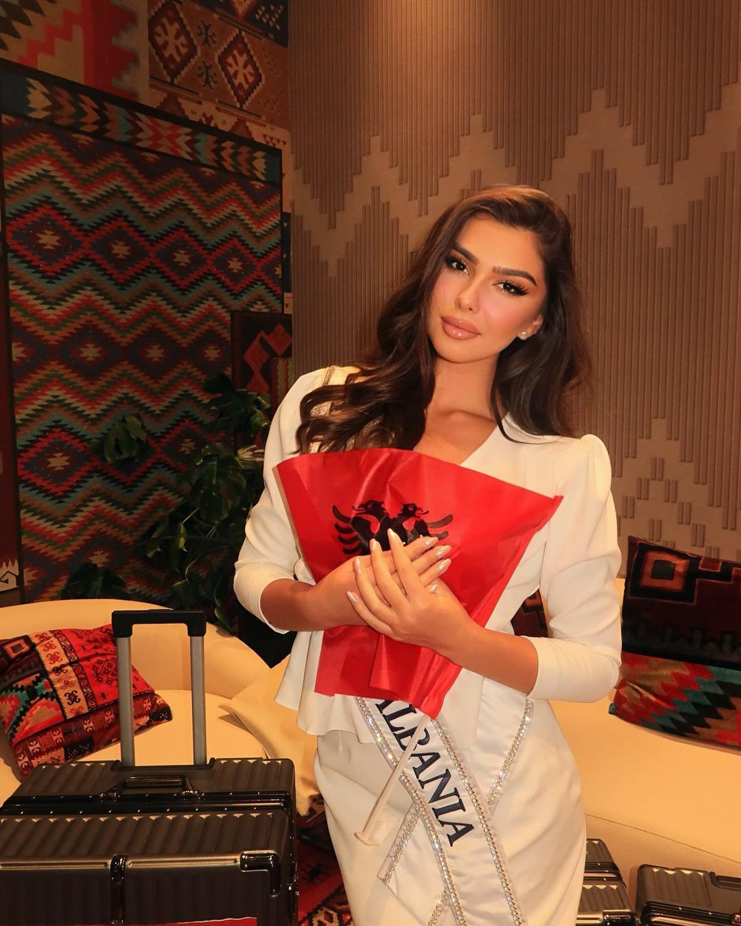 Đại diện Albania mang theo nhiều hành lý khi ra sân bay. Cuộc thi Hoa hậu Hoàn vũ 2024 dự kiến kéo dài từ 19 đến 20 ngày. Các thí sinh được yêu cầu có mặt ở Mexico vào ngày 29/10. Thí sinh có thể check-in sớm hơn từ ngày 27-28/10. Cuộc thi năm nay có sự tham dự của 130 người đẹp.