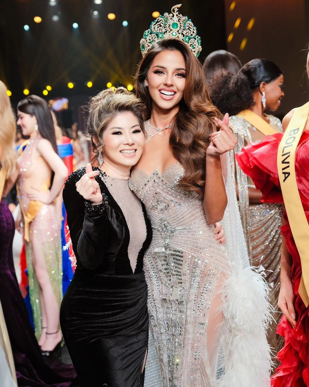 Trong suốt nhiệm kỳ, Luciana Fuster thân thiết với ông Nawat - Chủ tịch Miss Grand International và bà Teresa - Phó chủ tịch.