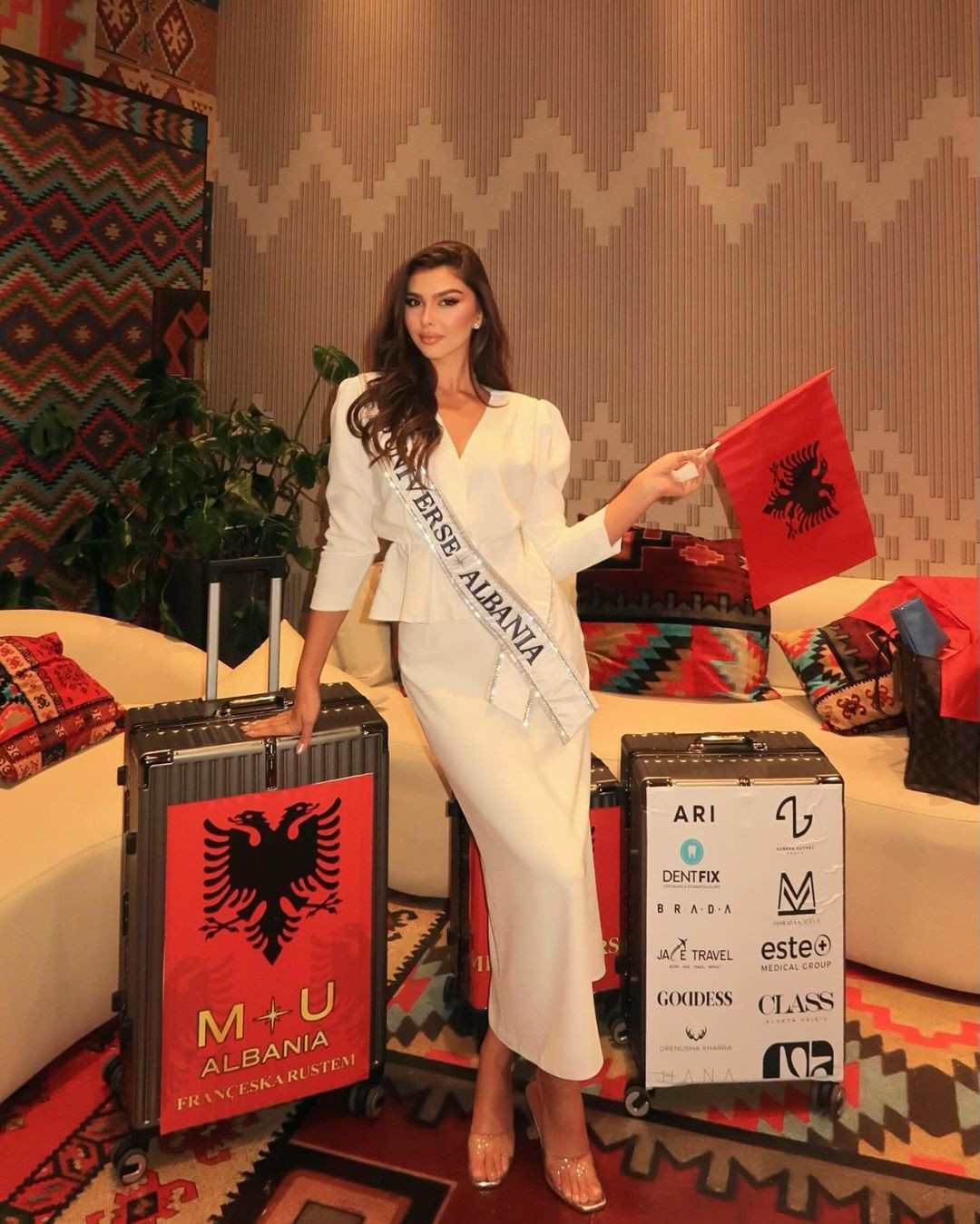 Đại diện Albania mang theo nhiều hành lý khi ra sân bay. Cuộc thi Hoa hậu Hoàn vũ 2024 dự kiến kéo dài từ 19 đến 20 ngày. Các thí sinh được yêu cầu có mặt ở Mexico vào ngày 29/10. Thí sinh có thể check-in sớm hơn từ ngày 27-28/10. Cuộc thi năm nay có sự tham dự của 130 người đẹp.