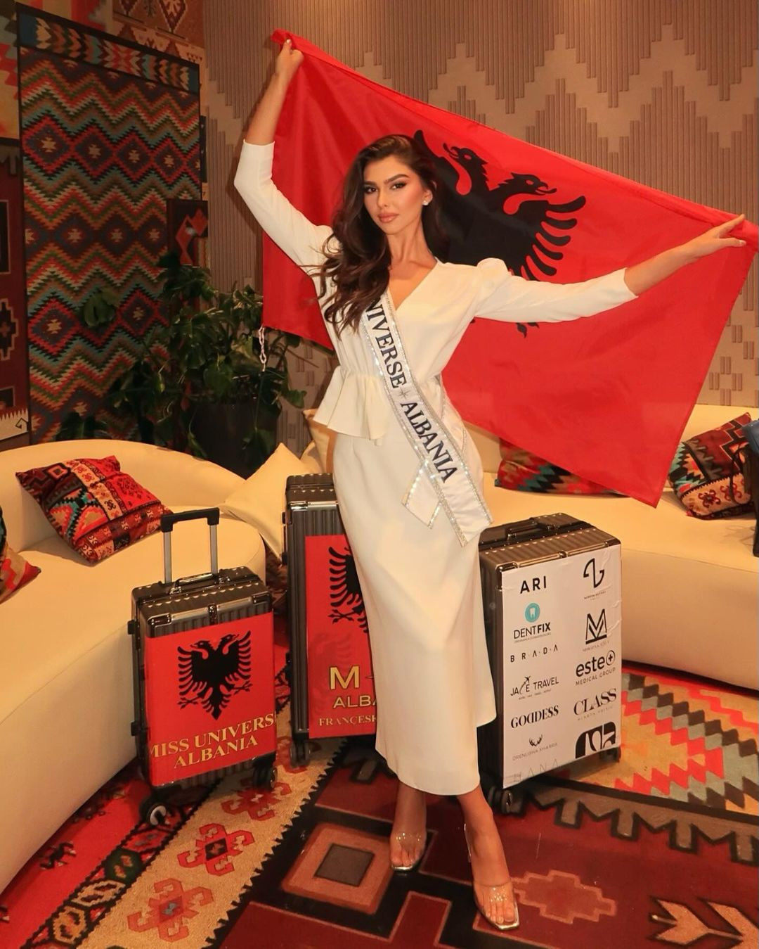 Đại diện Albania mang theo nhiều hành lý khi ra sân bay. Cuộc thi Hoa hậu Hoàn vũ 2024 dự kiến kéo dài từ 19 đến 20 ngày. Các thí sinh được yêu cầu có mặt ở Mexico vào ngày 29/10. Thí sinh có thể check-in sớm hơn từ ngày 27-28/10. Cuộc thi năm nay có sự tham dự của 130 người đẹp.