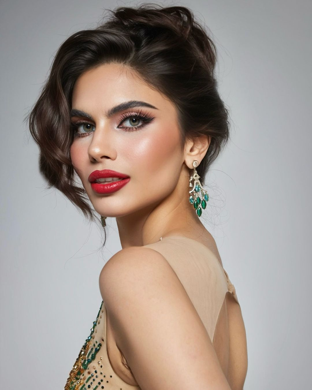 Rachel Gupta năm nay 20 tuổi, cao 1,78 m với số đo 3 vòng 81-61-91 cm. Cô là người mẫu, diễn viên, doanh nhân. Rachel sáng lập học viện và salon làm đẹp. Cô yêu động vật và là người ăn chay trường.