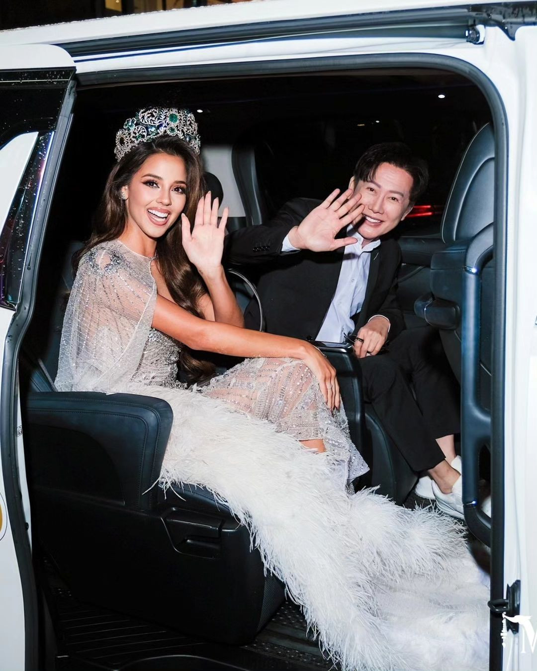 Trong suốt nhiệm kỳ, Luciana Fuster thân thiết với ông Nawat - Chủ tịch Miss Grand International và bà Teresa - Phó chủ tịch.