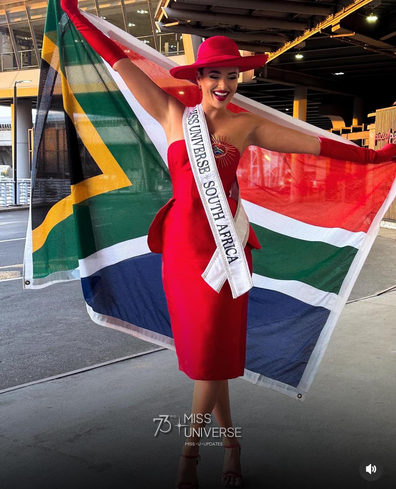 Đại diện Nam Phi - Mia Le Roux - mặc trang phục nổi bật ra sân bay. Mia Le Roux năm nay 28 tuổi. Cô được chuẩn đoán bị khiếm thính nặng từ năm một tuổi. Người đẹp đã cấy ghép ốc tai điện tử để hỗ trợ sinh hoạt trong cuộc sống hàng ngày. Mia Le Roux hiện là người mẫu, giám đốc marketing. Cô cũng đang học thêm chuyên ngành Bcom marketing.