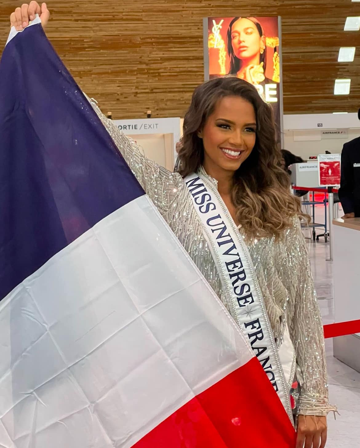 Đại diện Pháp - Indira Ampiot - đã khởi hành sang Mexico thi Hoa hậu Hoàn vũ. Người đẹp sinh năm 2004, cao 1,77 m. Giành ngôi vị Hoa hậu Pháp 2023 nhưng Indira Ampiot phải chờ hai năm mới được tham dự sân chơi Hoa hậu Hoàn vũ. Năm ngoái, Hoa hậu Pháp 2022 Diane Leyre được chọn trở thành đại diện Pháp tại Hoa hậu Hoàn vũ 2023 tổ chức ở El Salvador nhưng không giành thành tích.