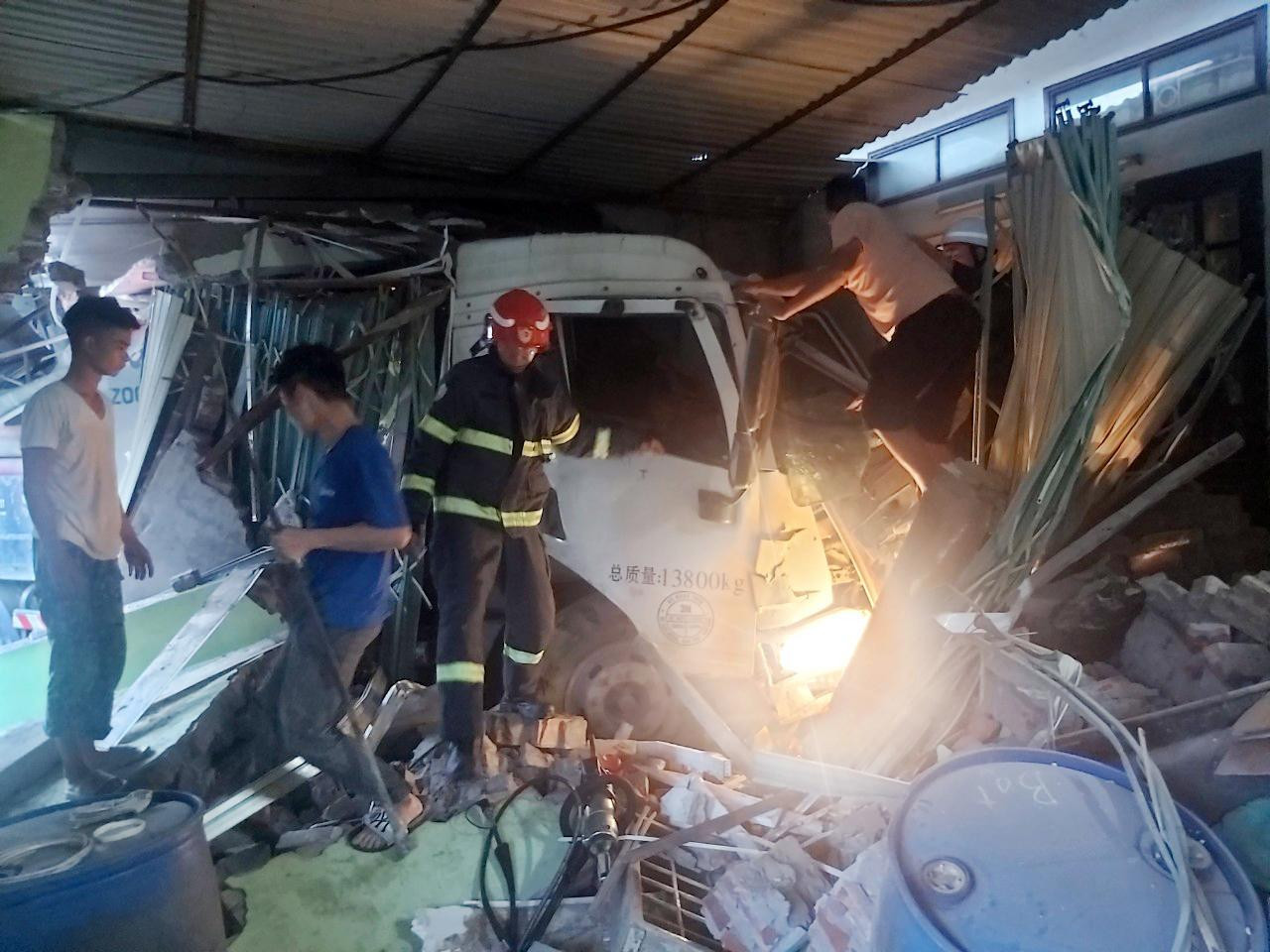 Bức tường đổ đè vào phần đầu ô tô.