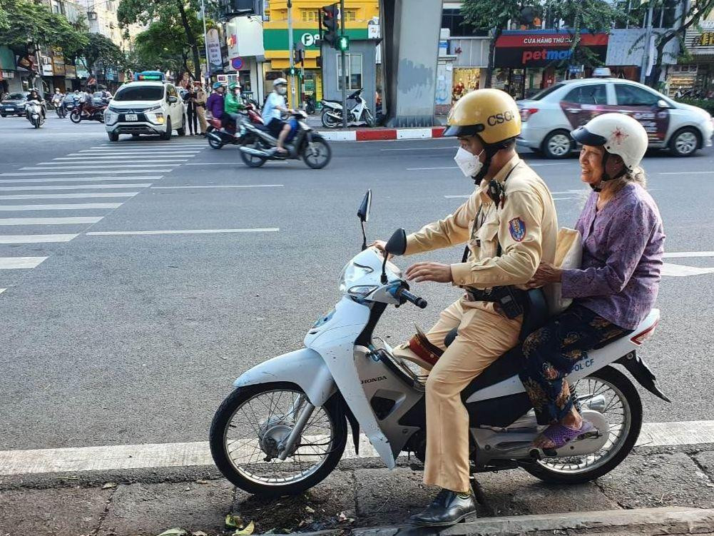 Cán bộ CSGT giúp đỡ bà cụ. Cán bộ CSGT giúp đỡ bà cụ.