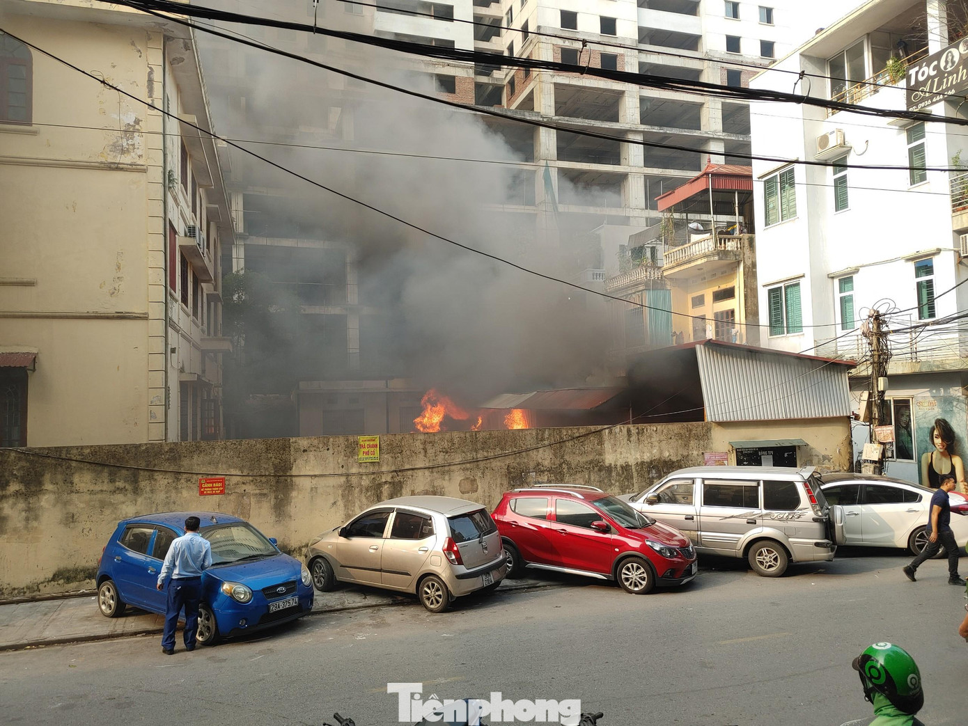 Nhiều người để xe ô tô gần đó nhanh chóng di chuyển khỏi khu vực cháy. Nhiều người để xe ô tô gần đó nhanh chóng di chuyển khỏi khu vực cháy.