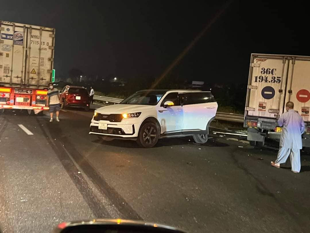 Nhiều phương tiện bị hư hỏng.