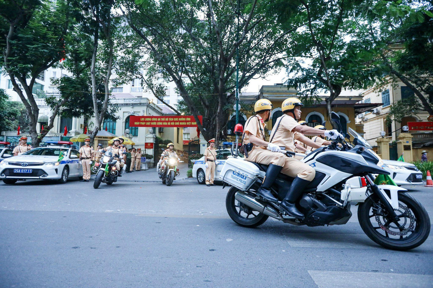 CSGT Hà Nội ra quân đảm bảo TTATGT dịp Tết. CSGT Hà Nội ra quân đảm bảo TTATGT dịp Tết.