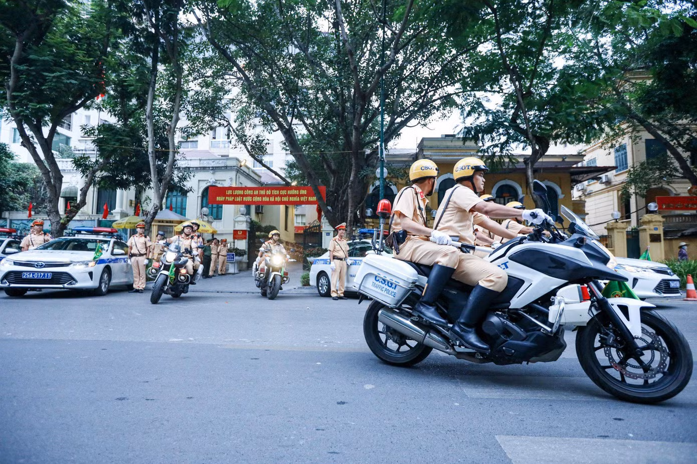 CSGT Hà Nội ra quân đảm bảo TTATGT dịp Tết. CSGT Hà Nội ra quân đảm bảo TTATGT dịp Tết.