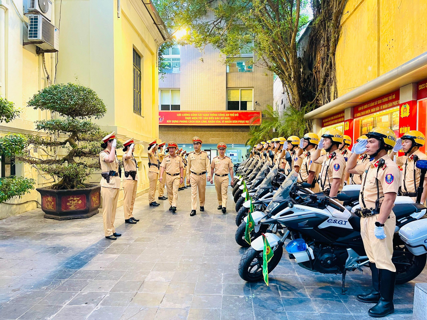 Trong đợt cao điểm, lực lượng CSGT xử lý nghiêm các hành vi vi phạm. Trong đợt cao điểm, lực lượng CSGT xử lý nghiêm các hành vi vi phạm.