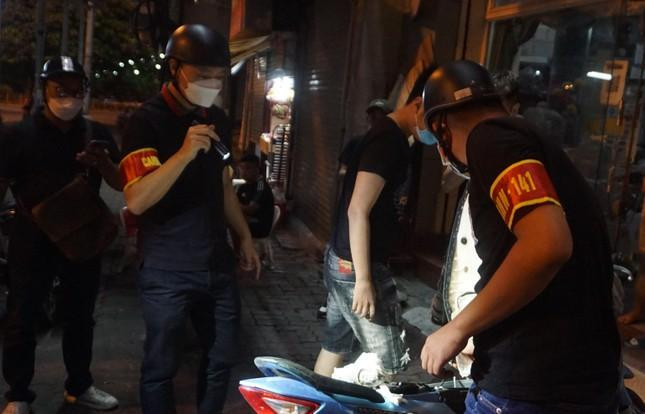 Lực lượng cảnh sát 141 hóa trang xử lý vi phạm.