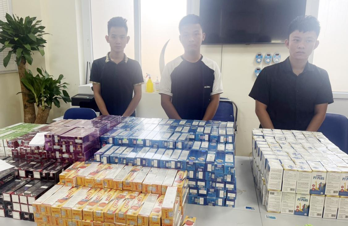 Nhóm đối tượng cùng số lượng lớn thực phẩm chức năng bị thu giữ. Ảnh: H.Y Nhóm đối tượng cùng số lượng lớn thực phẩm chức năng bị thu giữ. Ảnh: H.Y