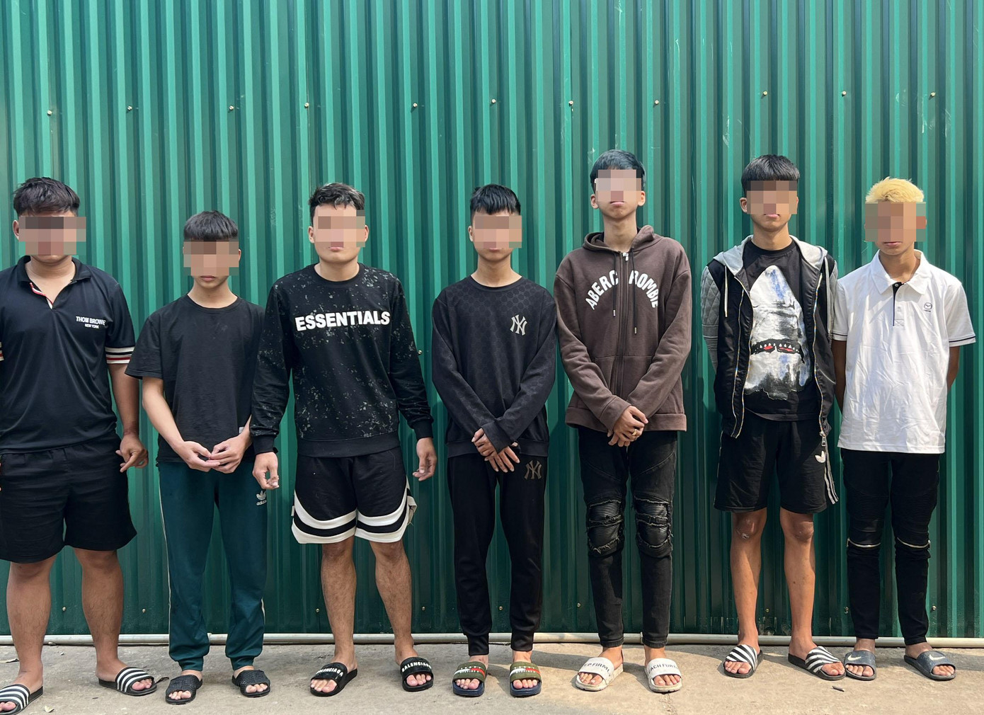 Nhóm thanh niên bị tạm giữ.