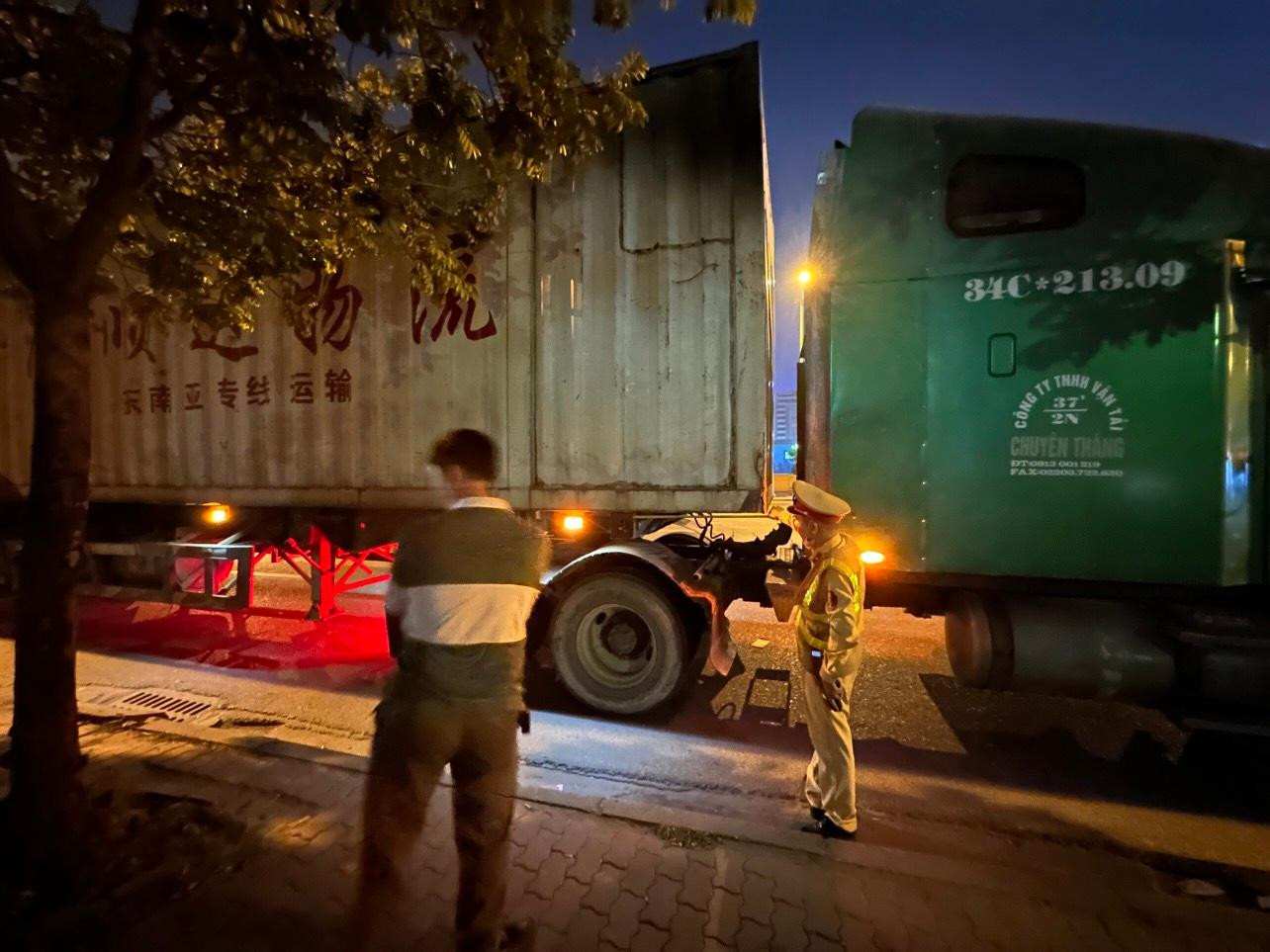 Lực lượng CSGT dừng xe kiểm tra. Lực lượng CSGT dừng xe kiểm tra.