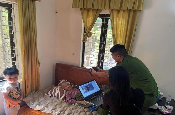 Nhiều người già yếu, tàn tật được hỗ trợ làm CCCD gắn chip tận nhà.