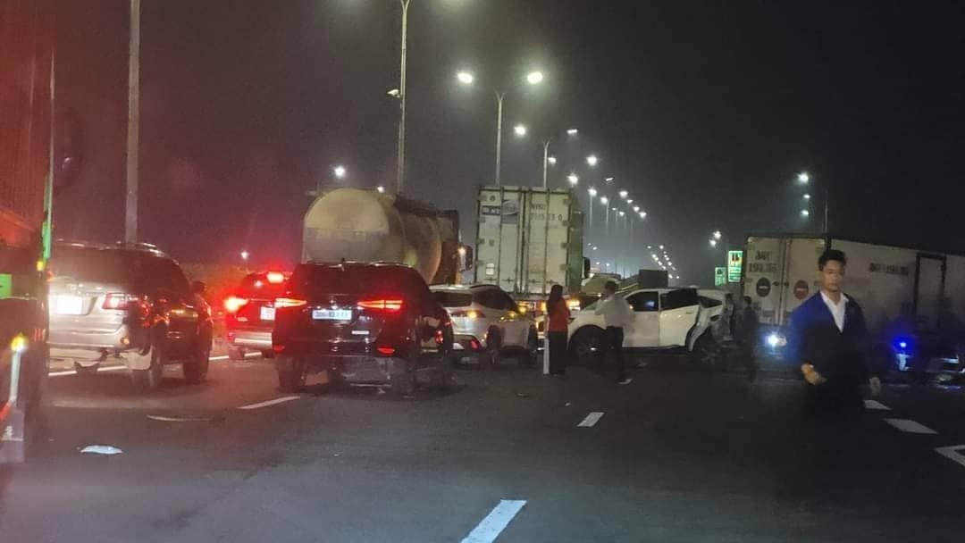 Giao thông qua khu vực tai nạn gặp khó khăn.