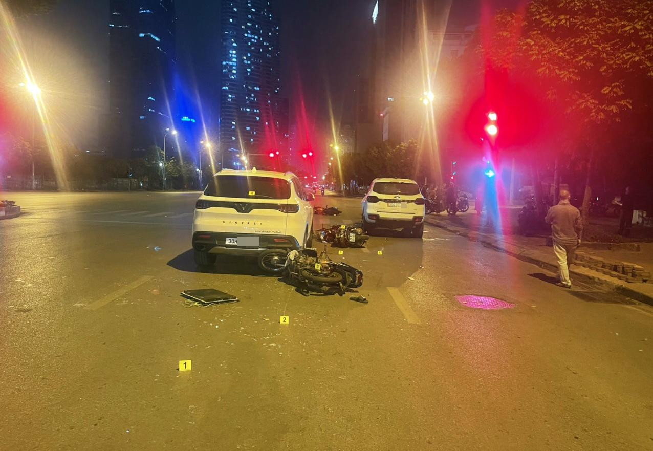 Xe máy hư hỏng nằm dưới lòng đường.