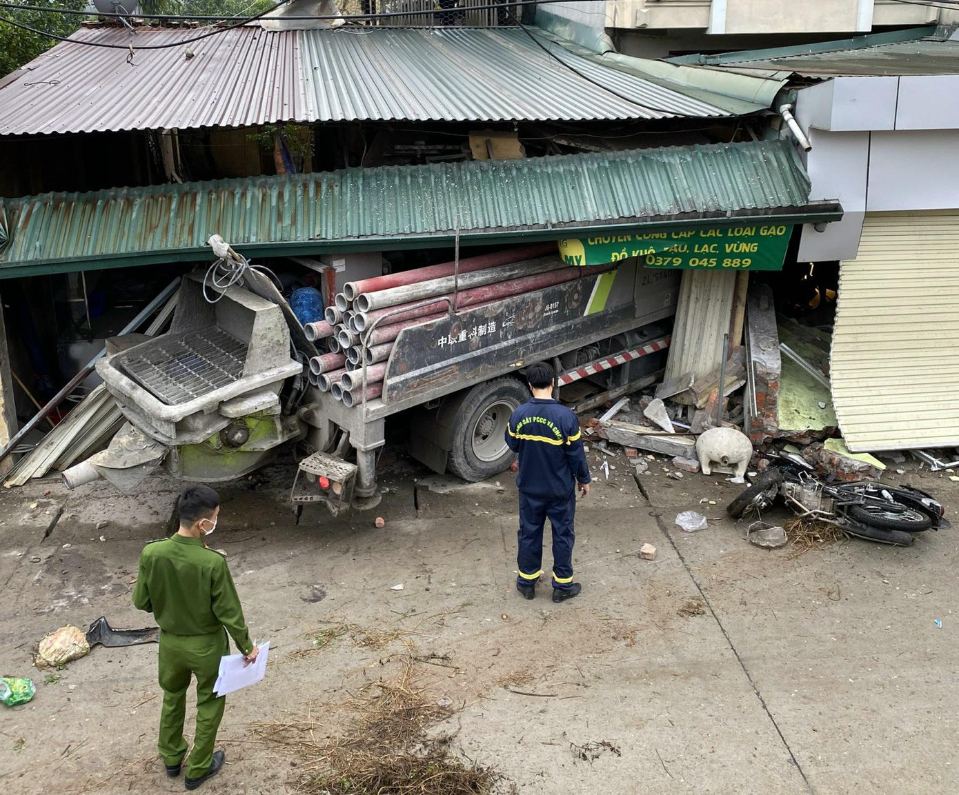 Xe tải đâm vào nhà dân ven đường.