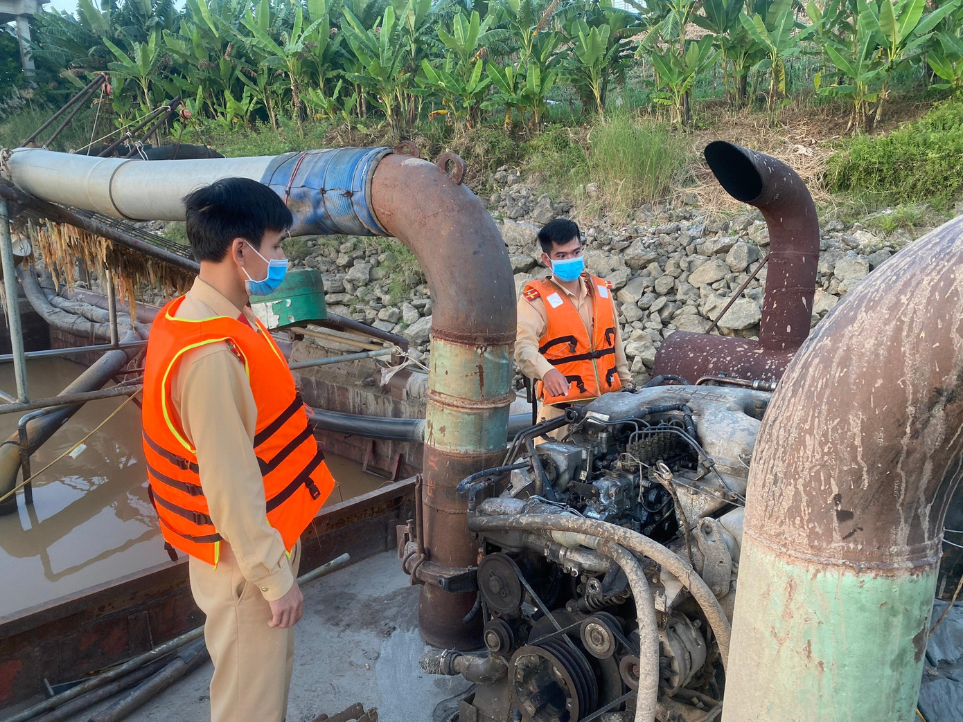 Máy móc phục vụ việc hút cát trên các tàu. Máy móc phục vụ việc hút cát trên các tàu.