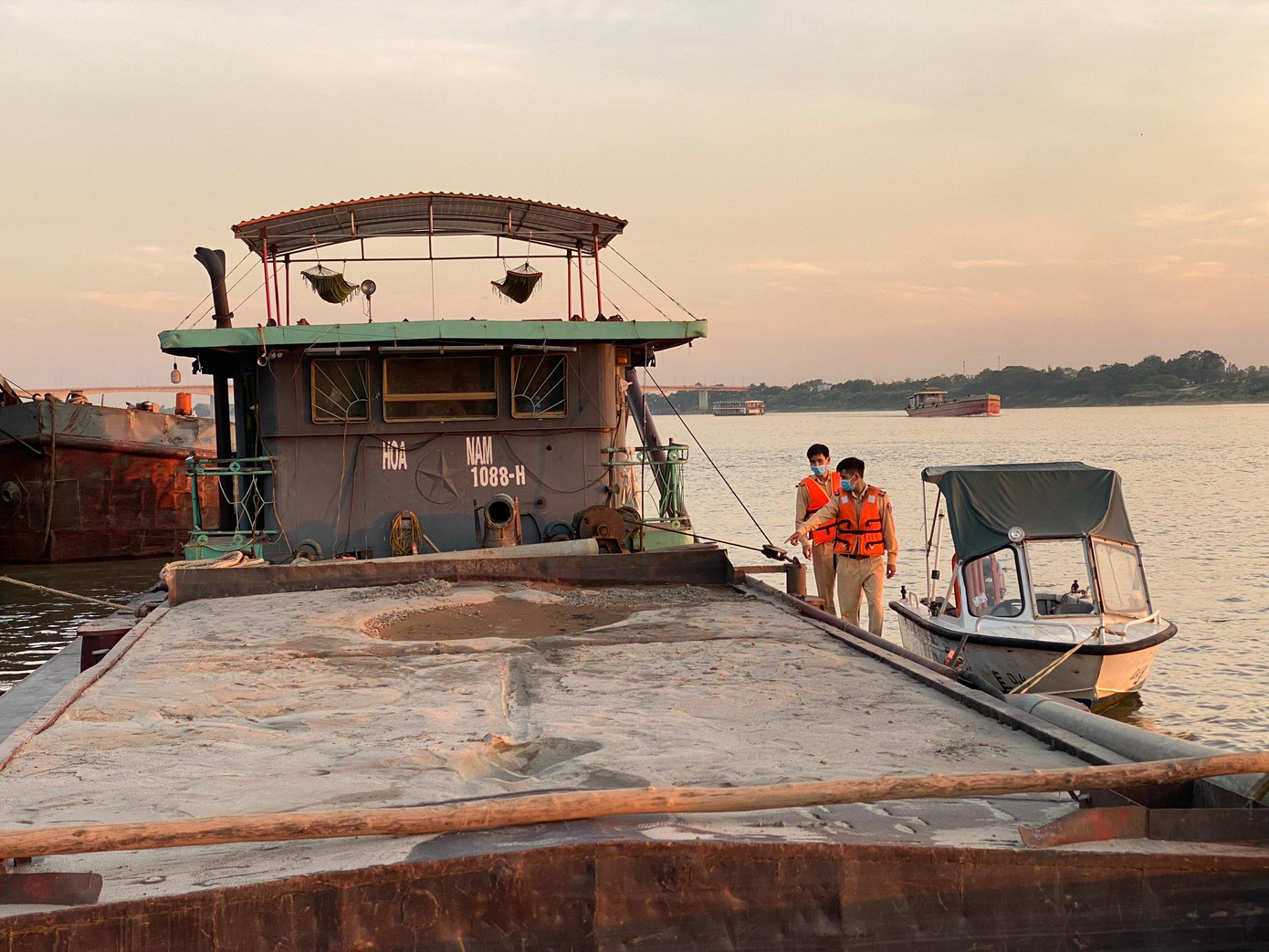 Lực lượng chức năng chặn bắt tàu khai thác cát trái phép trên sông Hồng. Lực lượng chức năng chặn bắt tàu khai thác cát trái phép trên sông Hồng.