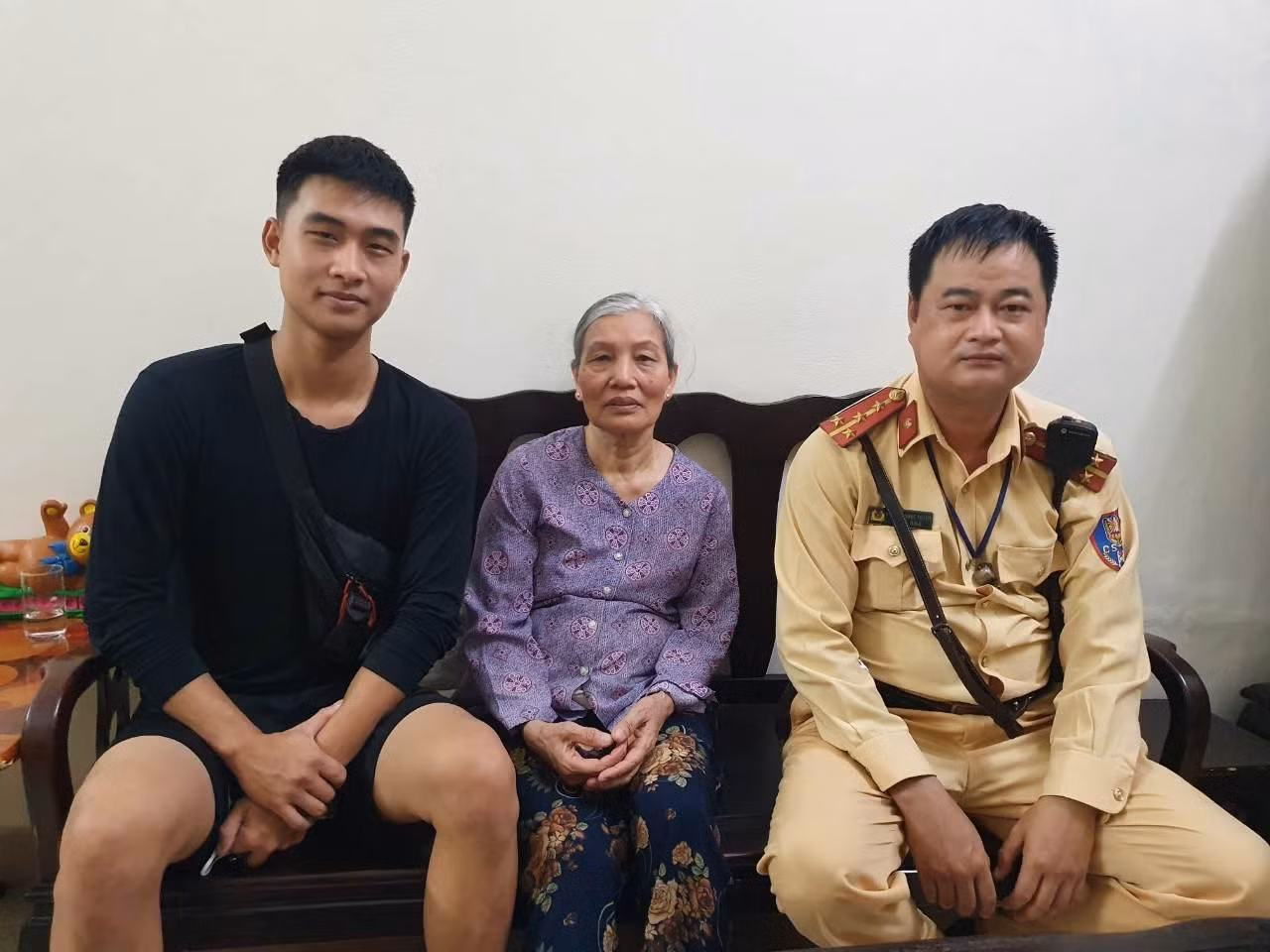 Bà cụ được đưa về tận nhà.