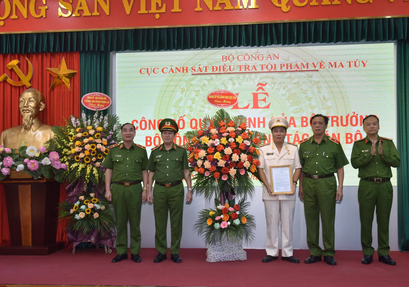 Đảng ủy và lãnh đạo Cục C04 tặng hoa chúc mừng đồng chí Đại tá Hoàng Quốc Việt.