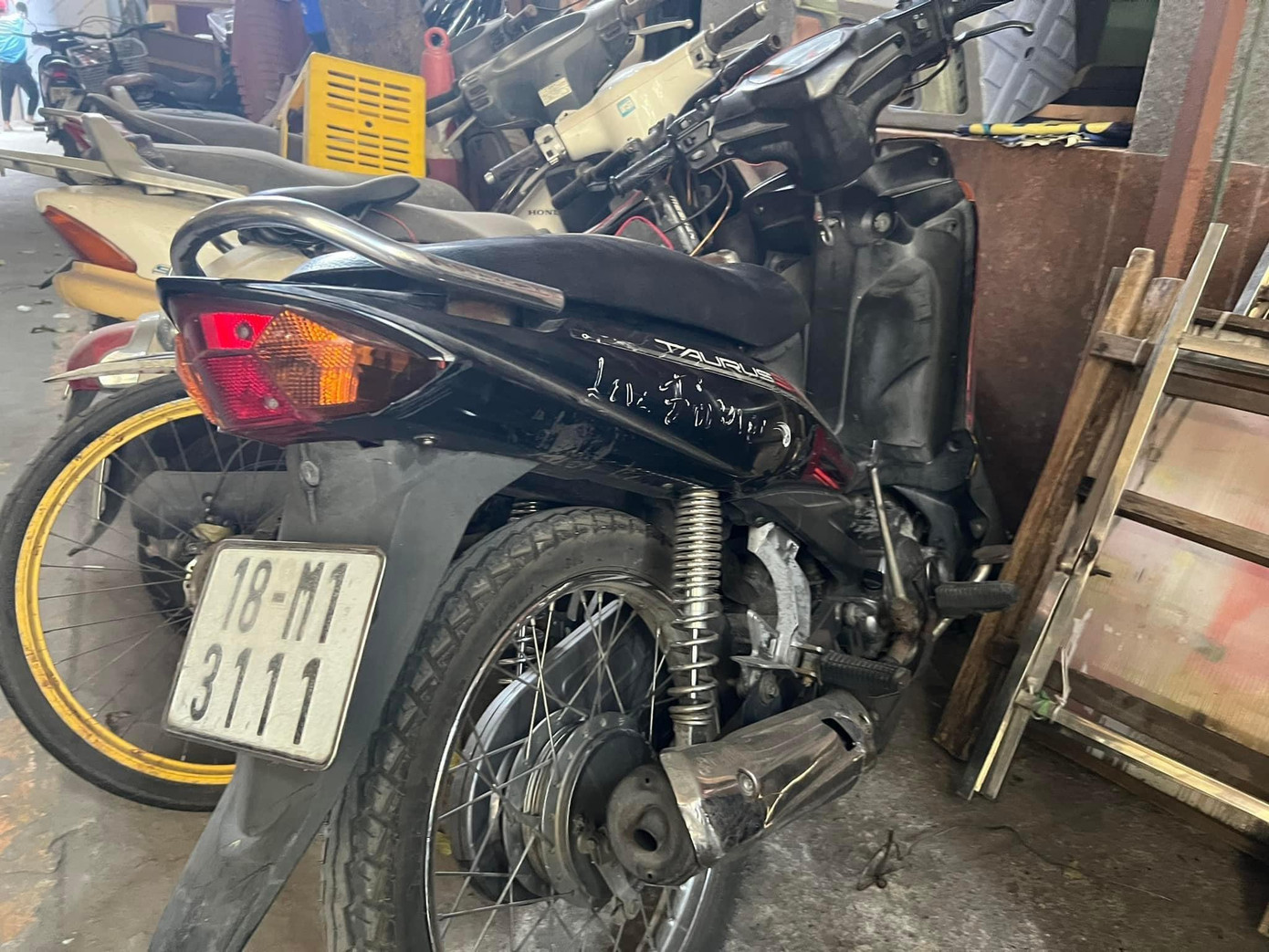 Đối tượng Huy cùng xe máy.