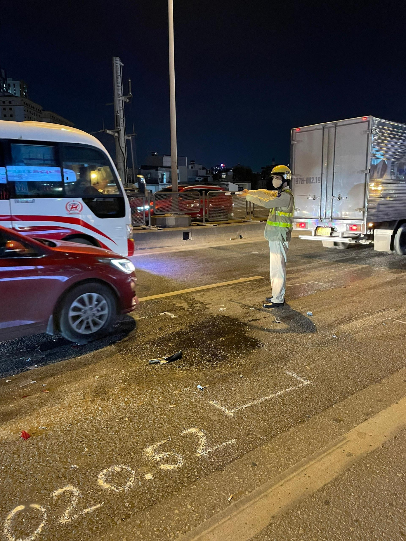 Lực lượng CSGT phân luồng phương tiện.