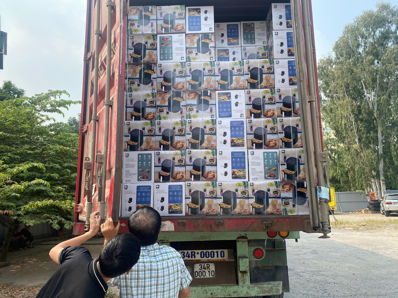 Số lượng lớn nồi chiên không dầu không rõ nguồn gốc trên thùng xe. Số lượng lớn nồi chiên không dầu không rõ nguồn gốc trên thùng xe.