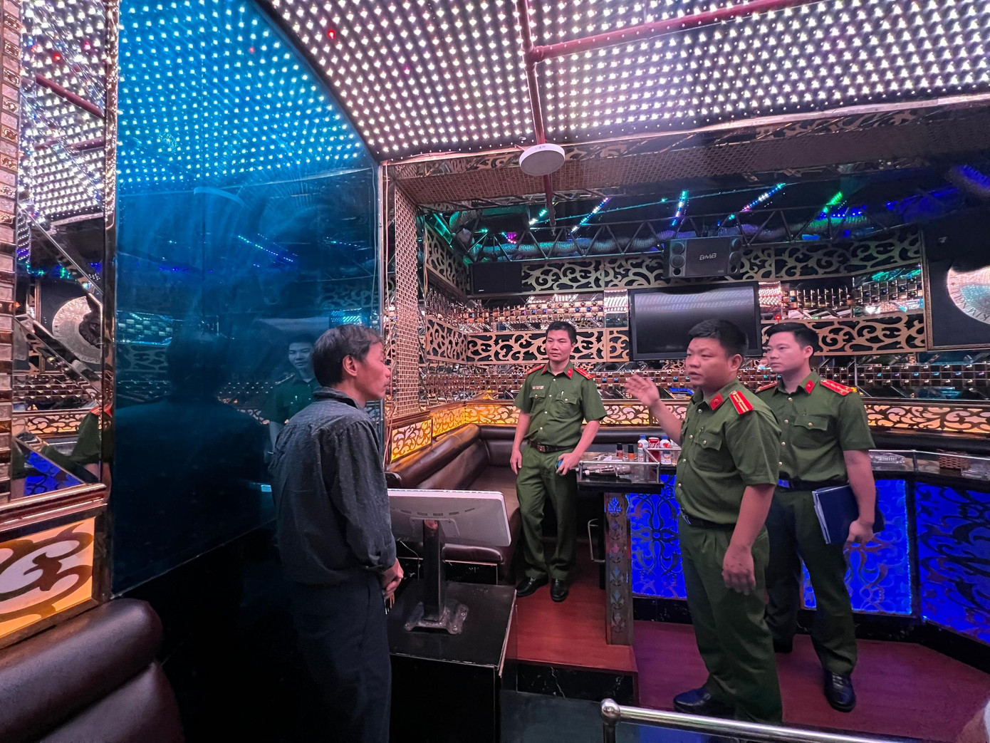 Lực lượng chức năng kiểm tra việc chấp hành về an toàn PCCC tại các cơ sở. Lực lượng chức năng kiểm tra việc chấp hành về an toàn PCCC tại các cơ sở.