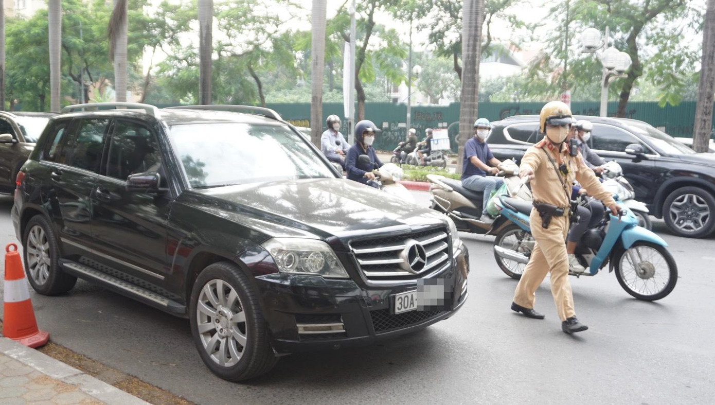 Lực lượng CSGT tuần tra xử lý vi phạm. Lực lượng CSGT tuần tra xử lý vi phạm.