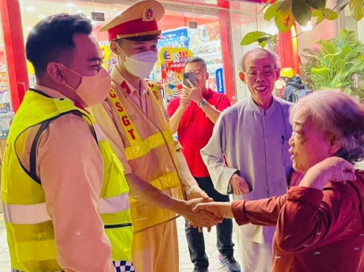 CSGT đưa cụ bà đi lạc 10 cây số về nhà.