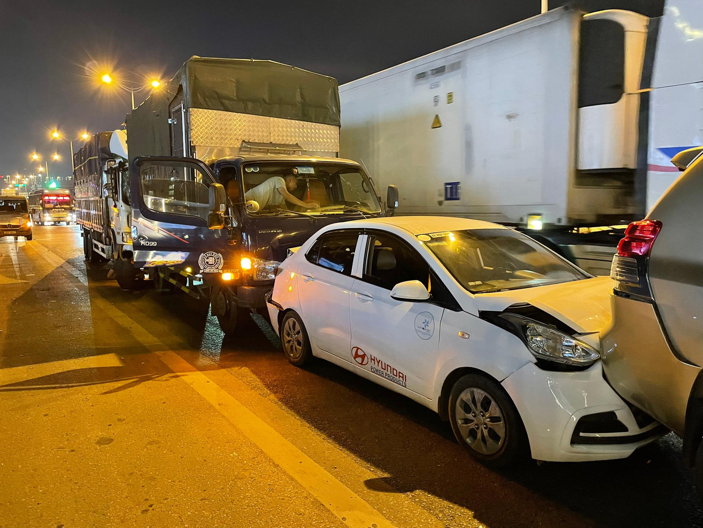 Nhiều ô tô bị hư hỏng.