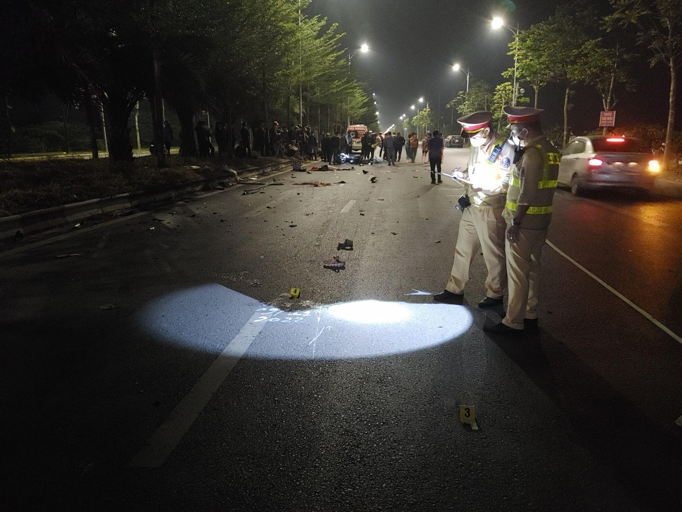 Nhiều mảnh vỡ từ chiếc xe máy rơi ra đường.