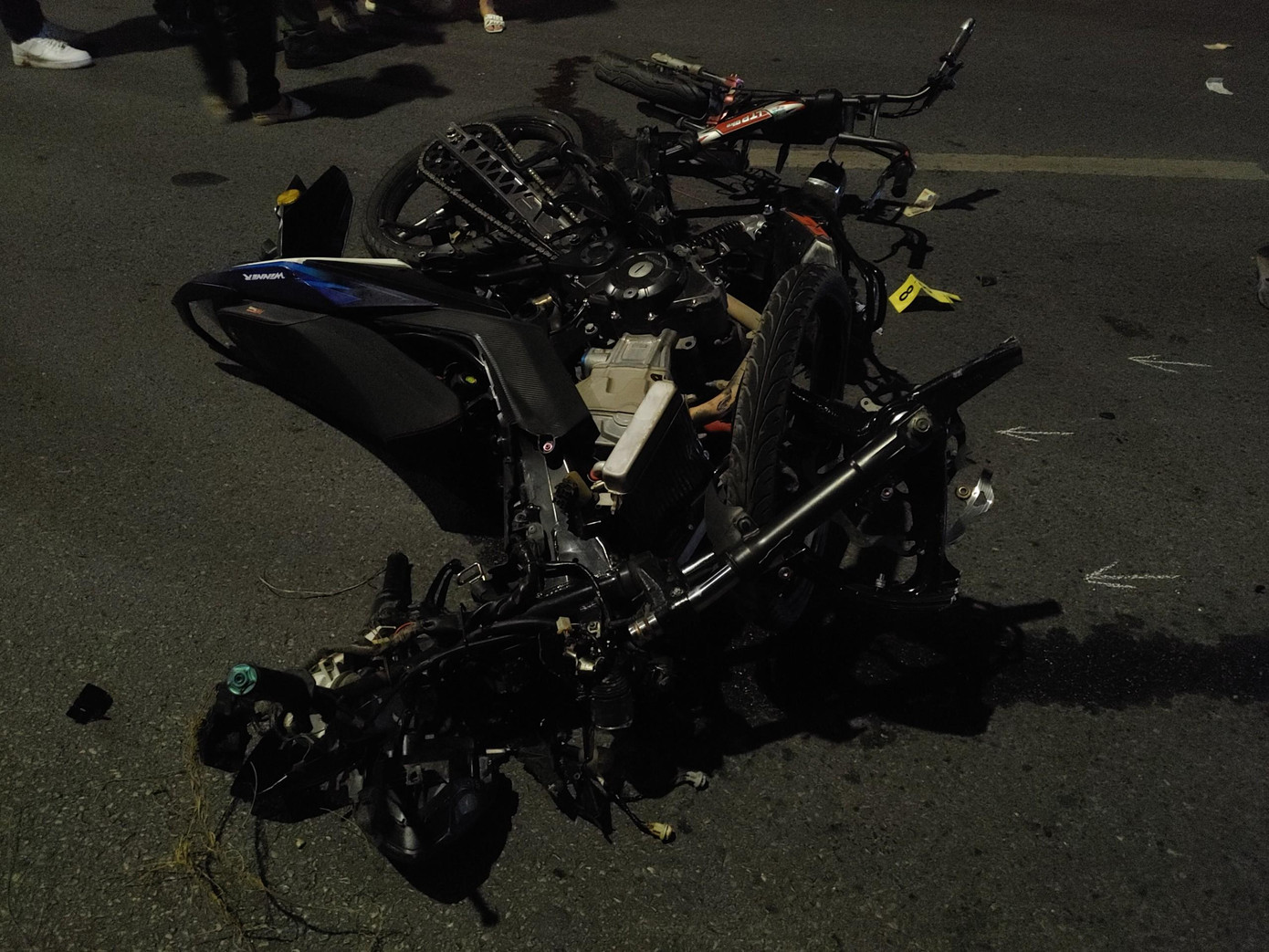 Xe máy bị hư hỏng nặng sau cú va chạm.