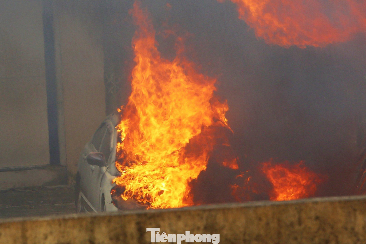 Xe ô tô cháy ngùn ngụt. Xe ô tô cháy ngùn ngụt.