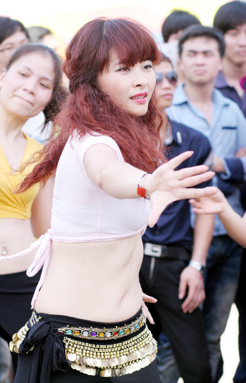 Mỗi thành viên nhóm múa bụng đã mang đến phần trình diễn tập thể hào hứng