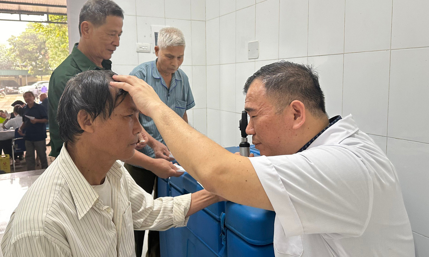 Các y, bác sĩ trẻ đã thăm, khám bệnh, cấp phát thuốc miễn phí cho 200 người dân có hoàn cảnh khó khăn trên địa bàn huyện Ba Vì