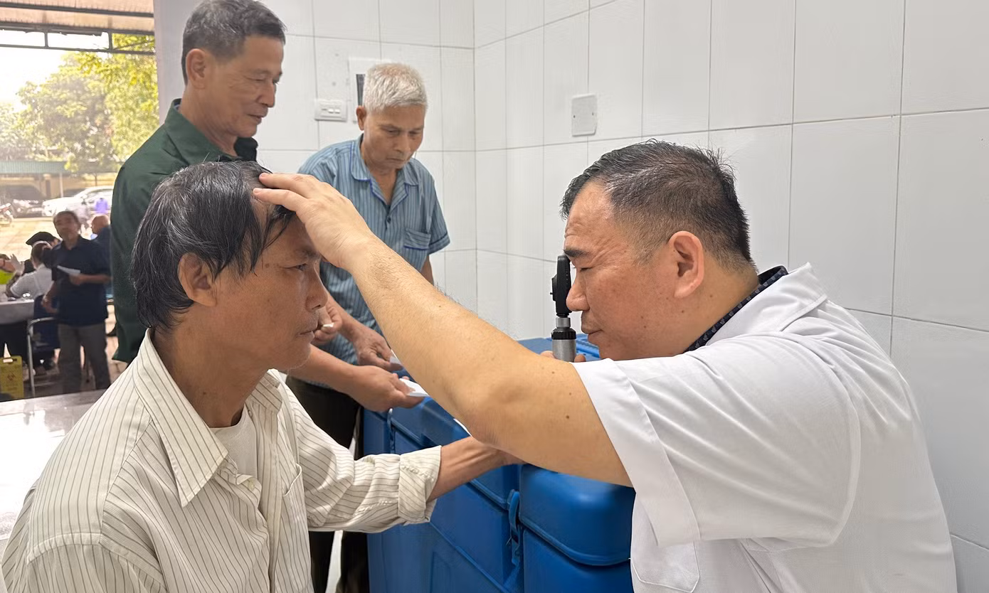 Các y, bác sĩ trẻ đã thăm, khám bệnh, cấp phát thuốc miễn phí cho 200 người dân có hoàn cảnh khó khăn trên địa bàn huyện Ba Vì Các y, bác sĩ trẻ đã thăm, khám bệnh, cấp phát thuốc miễn phí cho 200 người dân có hoàn cảnh khó khăn trên địa bàn huyện Ba Vì