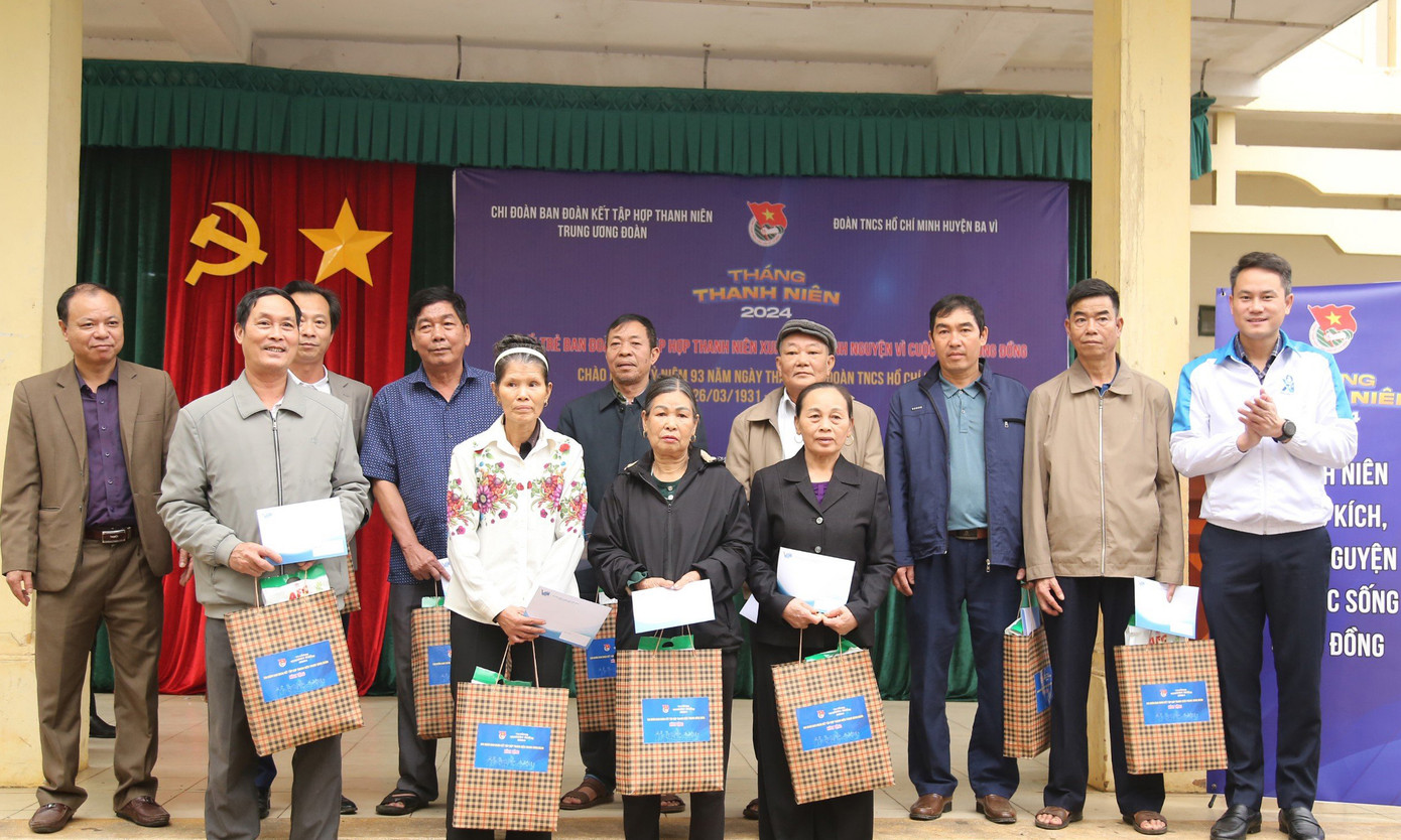 Các phần quà ý nghĩa được trao tận tay tới người dân xã Minh Quang và xã Ba Vì.