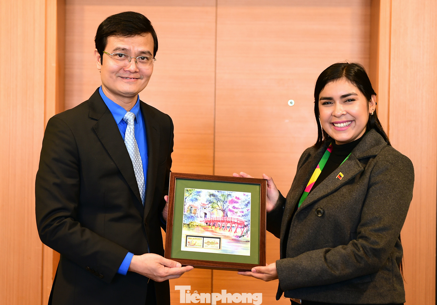 Anh Bùi Quang Huy tặng quà cho chị Grecia Elymar Colmenares Santander. Ảnh: Xuân Tùng