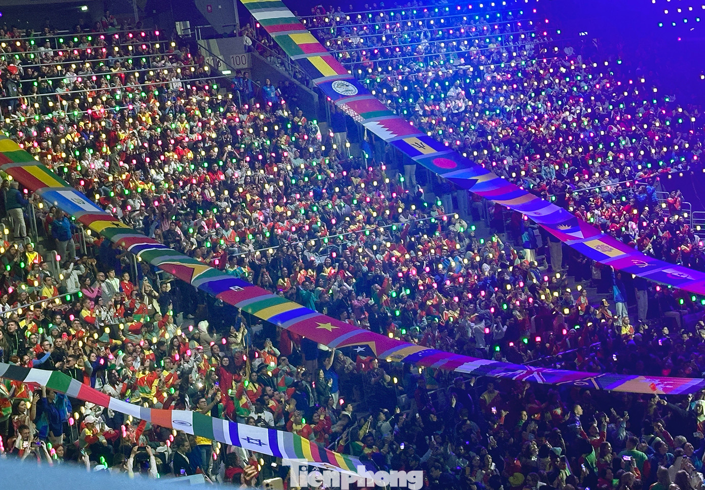 Phiên khai mạc khép lại bằng màn kéo cờ của các nước tham dự Liên hoan. Ảnh: Xuân Tùng Phiên khai mạc khép lại bằng màn kéo cờ của các nước tham dự Liên hoan. Ảnh: Xuân Tùng