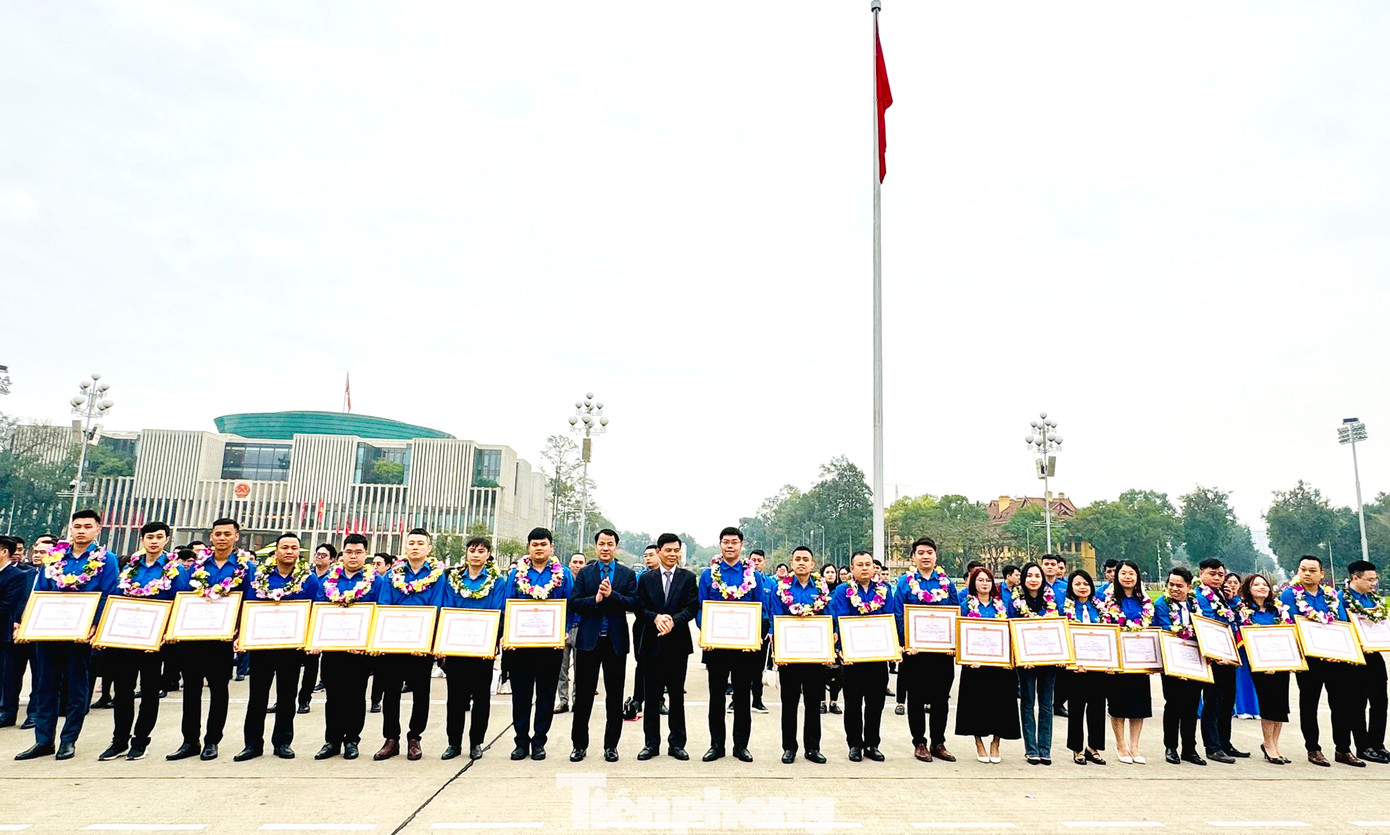 Bí thư T.Ư Đoàn Ngô Văn Cương và Thứ trưởng Bộ GTVT Lê Anh Tuấn trao Giấy khen của Đảng uỷ Bộ GTVT cho các đảng viên trẻ tiêu biểu. Ảnh: Trịnh Lý