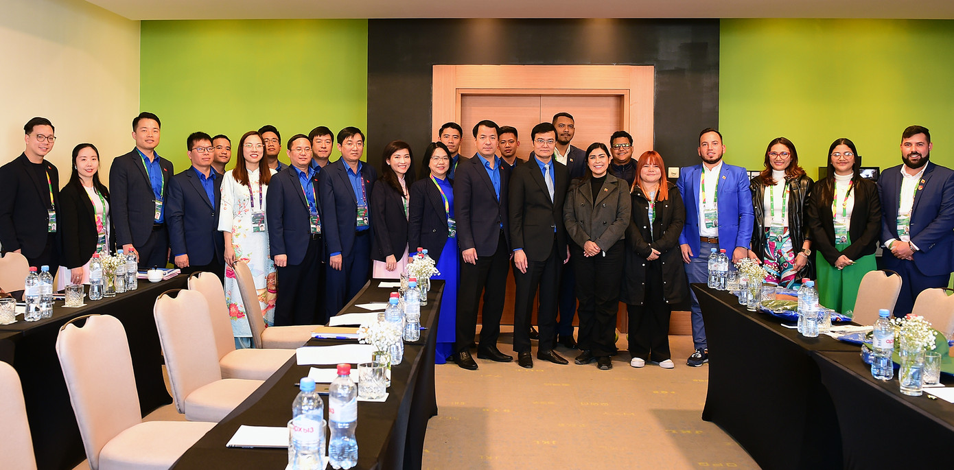 Đại biểu thanh niên Việt Nam và Venezuela chụp ảnh lưu niệm. Ảnh: Xuân Tùng