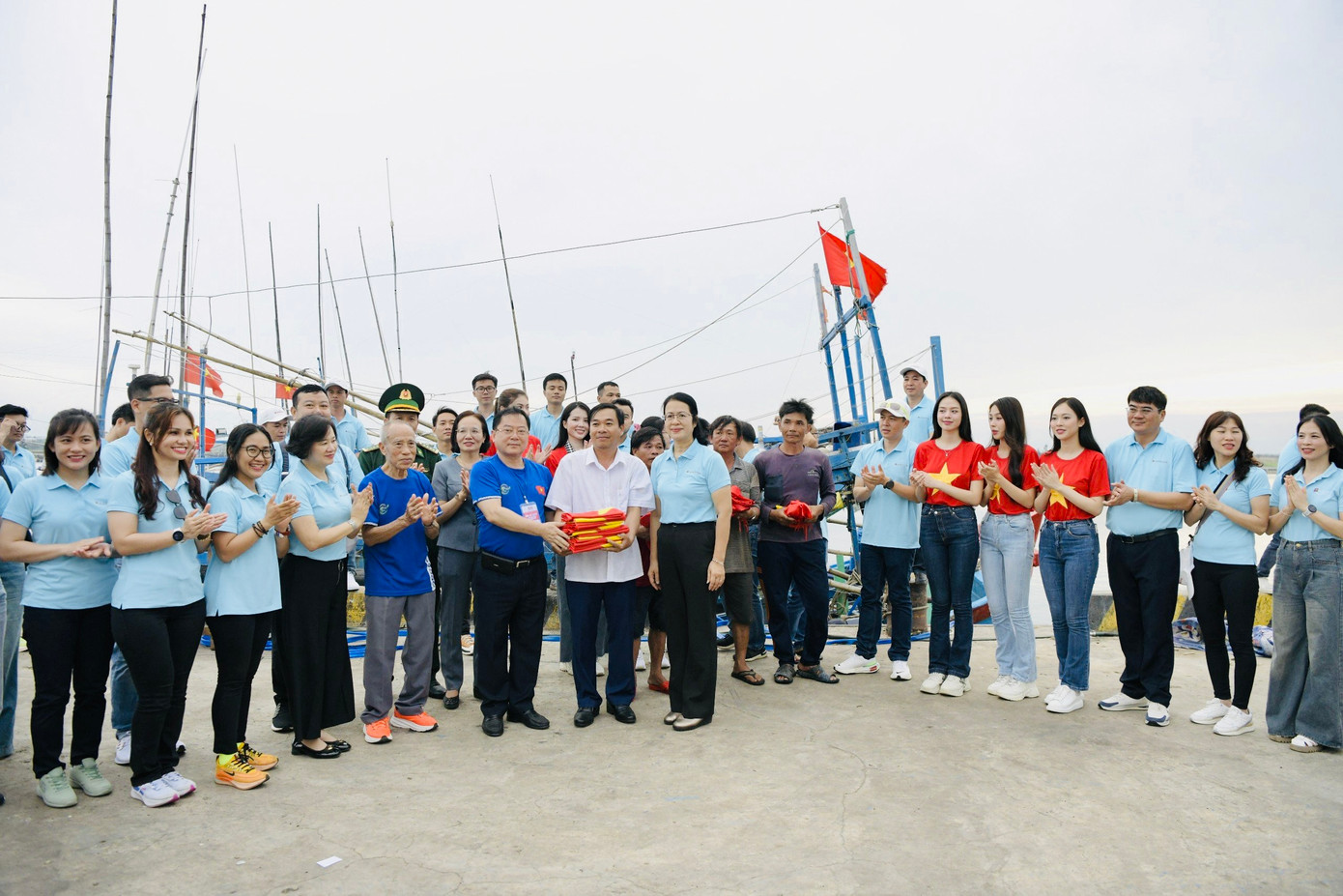 Nhà báo Lê Xuân Sơn – Tổng Biên tập báo Tiền Phong, đồng Trưởng Ban tổ chức Tiền Phong Marathon 2024, và bà Nguyễn Thị Phượng – Phó Tổng giám đốc Ngân hàng Nông nghiệp và Phát triển nông thôn (Agribank) trao tặng cờ Tổ quốc tới Ban Quản lý cảng và ngư dân. Nhà báo Lê Xuân Sơn – Tổng Biên tập báo Tiền Phong, đồng Trưởng Ban tổ chức Tiền Phong Marathon 2024, và bà Nguyễn Thị Phượng – Phó Tổng giám đốc Ngân hàng Nông nghiệp và Phát triển nông thôn (Agribank) trao tặng cờ Tổ quốc tới Ban Quản lý cảng và ngư dân.