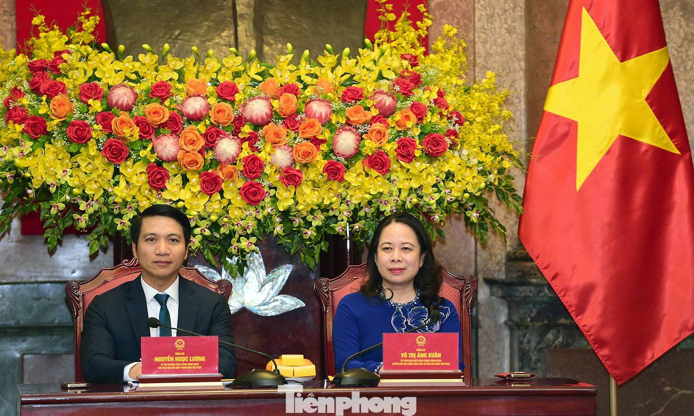 Quyền Chủ tịch nước Võ Thị Ánh Xuân và Bí thư thường trực T.Ư Đoàn, Chủ tịch T.Ư Hội LHTN Việt Nam Nguyễn Ngọc Lương chủ trì buổi gặp mặt. Ảnh: Xuân Tùng